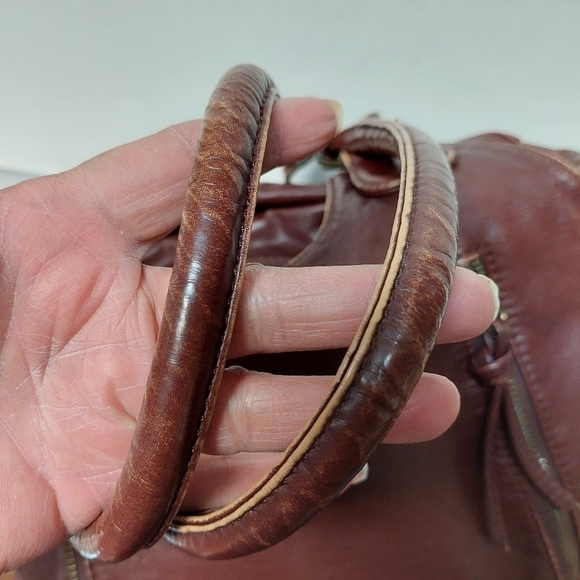 Bentley Leathers "Cargo" Shoulder Bag - Picture 4 of 16